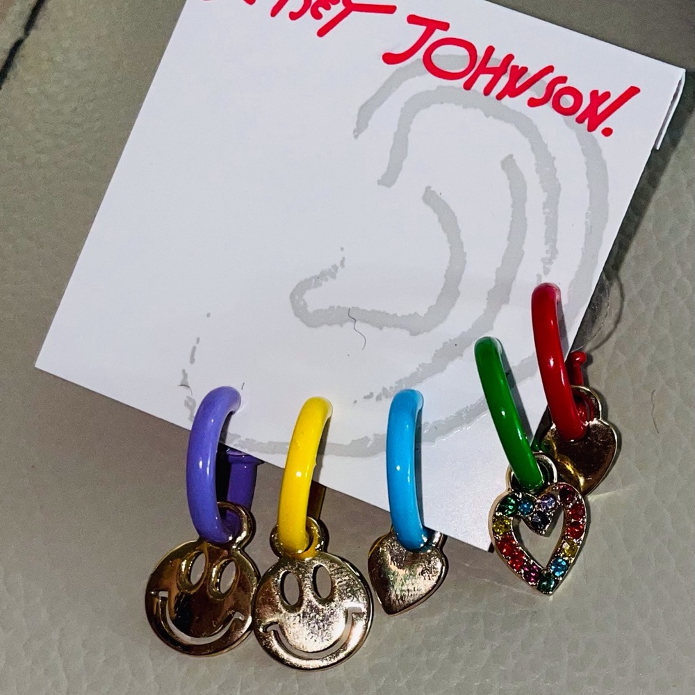 Betsey 🌈 Smiley Huggie Rainbow 🌈 Hoop Earrings - Picture 3 of 8
